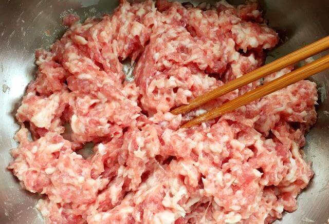 Hand-mincing meat